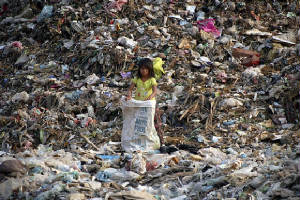 1323634510-life-in-the-angkor-rubbish-dumps_964260.jpg
